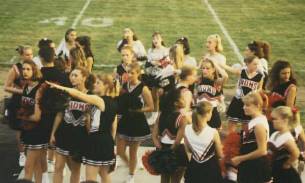 Cheerleader des Lawrence Lions Football Teams